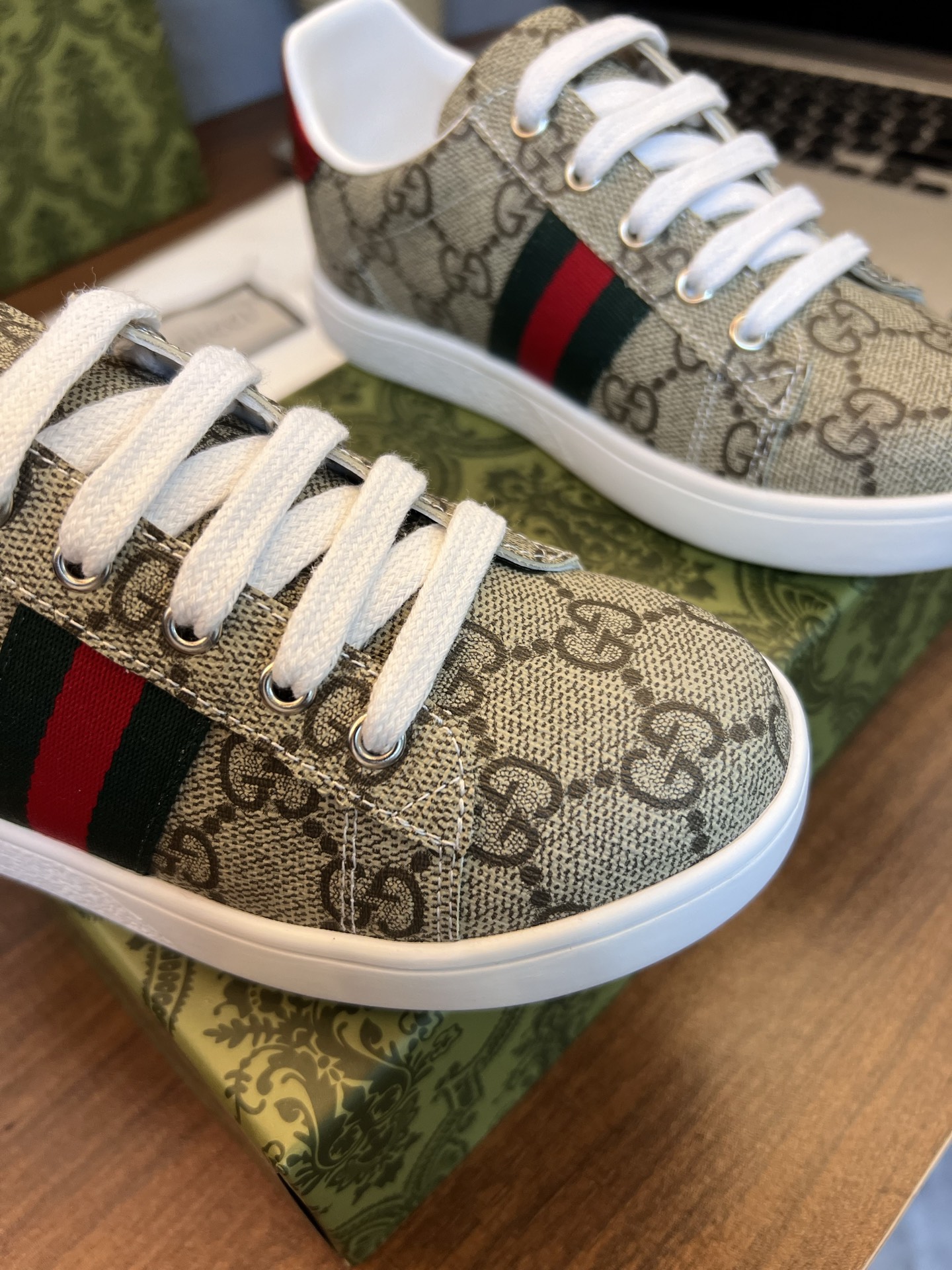 Children's shoes child